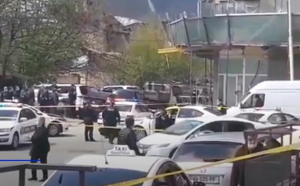 NAORUŽAN UPAO U BANKU I UZEO TAOCE: Policija brzo savladala napadača iz Tbilisija VIDEO