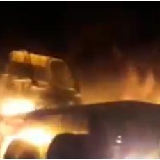 NAPAD NA AMERIČKI KONVOJ: Uništeni kamioni, gori na sve strane! (FOTO/VIDEO)