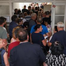 NAPADNUTI AKTIVISTI SNS U ZAJEČARU: Blokaderi ih opkolili, šutirali ih i pretili ubistvom