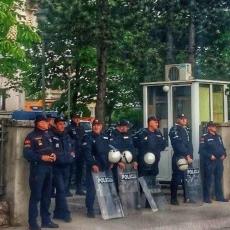 NAPETO ISPRED POLICIJSKE STANICE U NIKŠIĆU: Narod brani svog vladiku i sveštenike (FOTO/VIDEO)