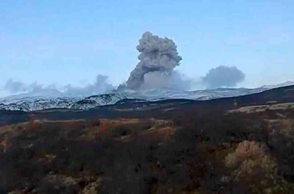 NARANDŽASTI ALARM NA KURILSKIM OSTRVIMA! DIV SE BUDI: Vulkan Ebeko izbacuje pepeo 2,5 km uvis!
