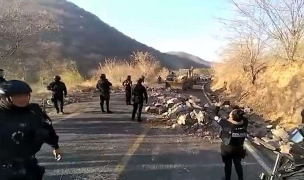 NARKO KARTEL DRONOVIMA I EKSPLOZOVOM NAPAO POLICIJU: U Meksiku kao na ratištu! Poprište kod rodgnog grada El Menča! VIDEO