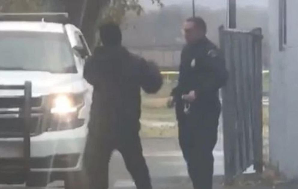 NARKOMAN JE UDARIO AMERIČKOG POLICAJCA U GLAVU: On je samo otvorio vrata kola i napadač je gorko zažalio! (VIDEO)