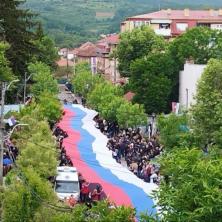 NAŠA VOLJA ZA ŽIVOTOM JE VELIKA Srbi u Zvečanu razvukli srpsku zastavu dugačku oko 300 metara (VIDEO)