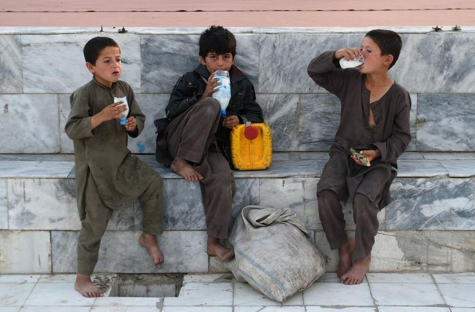 NAŠI MUŠKARCI NEMAJU POSLA A DECA SU NAM GLADNA: Očajni Avganistanci po pijacama prodaju svoju skromnu imovinu da prehane porodice