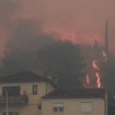 NASTAVLJA SE DRAMA NA PODRUČJU ŠIBENIKA: Požar zahvata sve više površina, ljudi u panici izlaze na ulice (VIDEO)