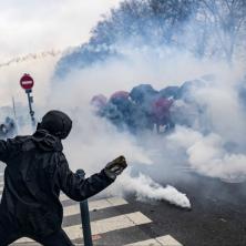 NASTAVLJA SE HAOS U FRANCUSKOJ: Demonstranti u Parizu blokirali aerodrom, u Marseju upali u železničku stanicu (VIDEO)