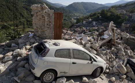 NASTAVLJA SE POTRAGA ZA PREŽIVELIMA U ITALIJI: Spasioci i golim rukama kopaju po ruševinama
