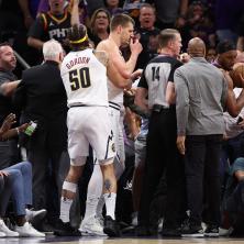  NBA: Jokić ubacio 53 poena, ali je meč obeležio sukob sa vlasnikom Finiksa - oteo mu loptu iz ruku pored terena i umalo zaradio isključenje (VIDEO)