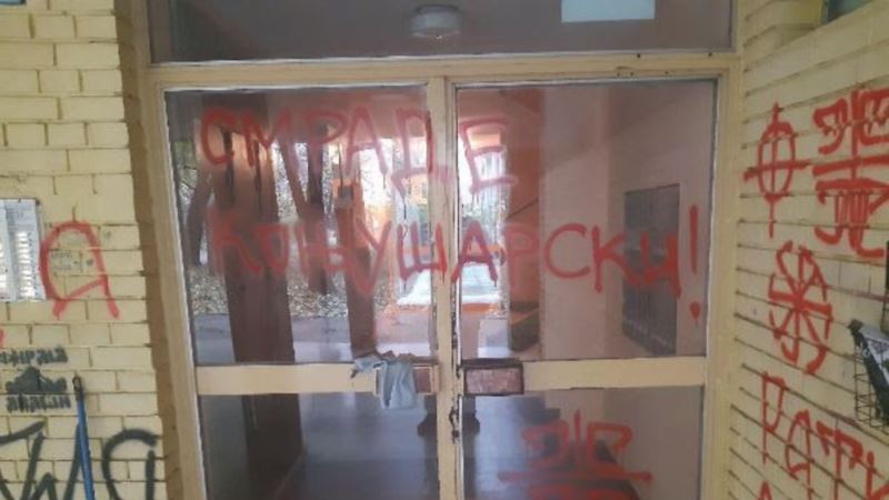 NDNV: Grafiti mržnje na zgradi urednika VOICE-a u Novom Sadu