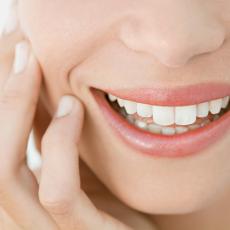 NE IGRAJTE SE DOKTORA! Izbeljivanje zuba crnim ugljem i limunom može biti OPASNO, evo šta kaže stomatolog