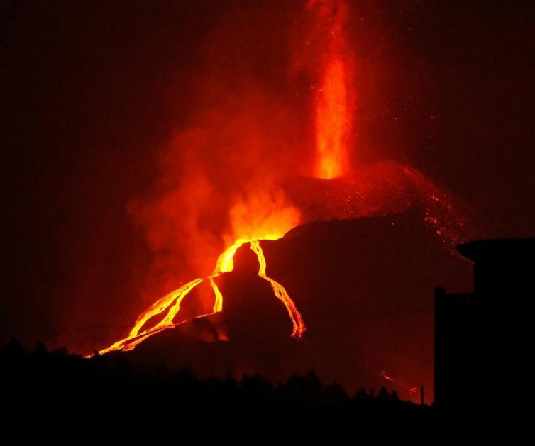 NE NAZIRE SE KRAJ: Drugi tok lave na La Palmi sve bliži moru! Vulkan neprestano eruptira već mesec dana FOTO, VIDEO