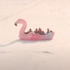 NE, NIJE FILM! Spustili su se niz planinu u ružičastom flamingosu na naduvavanje! (VIDEO)