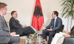 NE ODUSTAJE OD „VELIKE ALBANIJE“: Kurti sa dvoglavim crnim orlom i pred britanskog ambasadora (FOTO)

