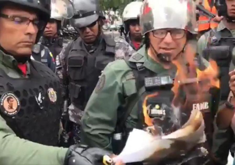 NE PRIMAMO PISMA OD IZDAJNIKA: Odgovor venecuelanskog vojnika na ponudu Huana Gvaidoa je BRUTALAN! (VIDEO)