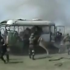 NE ZNA SE KOME JE GORE! Ovako kazahstanske snage upadaju u autobus sa taocima i teroristima! (VIDEO)