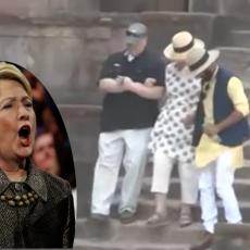NECENZURISANI SNIMAK: Hilari Klinton prebačena u BOLNICU nakon NEZGODE u hotelu (VIDEO)