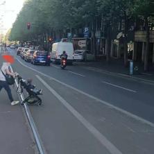 NEDOSTATAK SVESTI: Fotografija koja je razbesnela Beograđane! Majka se detetom u kolicima prelazi ulicu VAN PEŠAČKOG (FOTO)