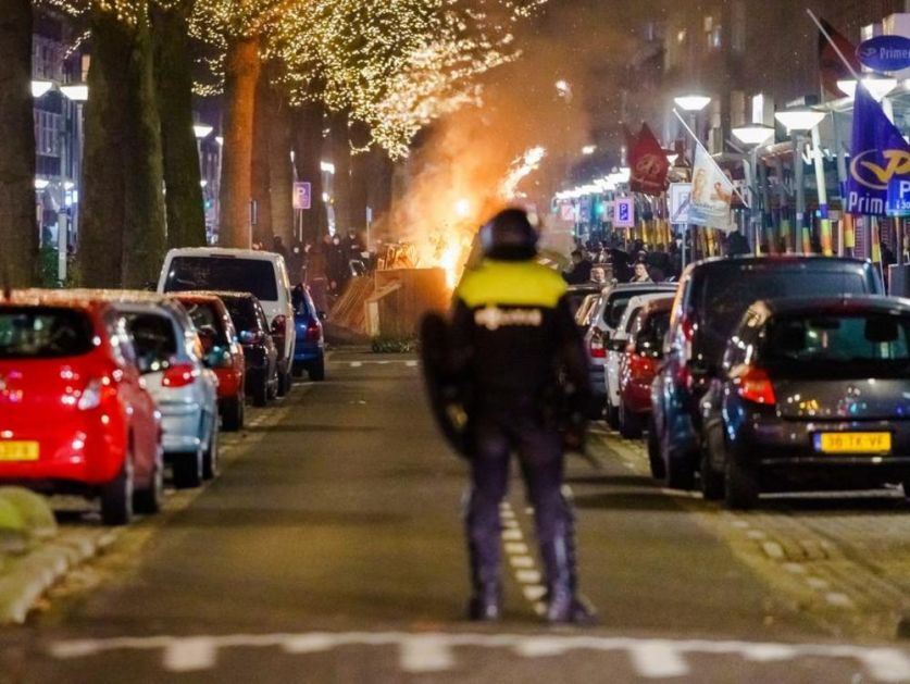 NEDREDI U HOLANDIJI DRUGI DAN ZAREDOM: Sukobi sa policijom, vodeni topovi u Roterdamu! (VIDEO)