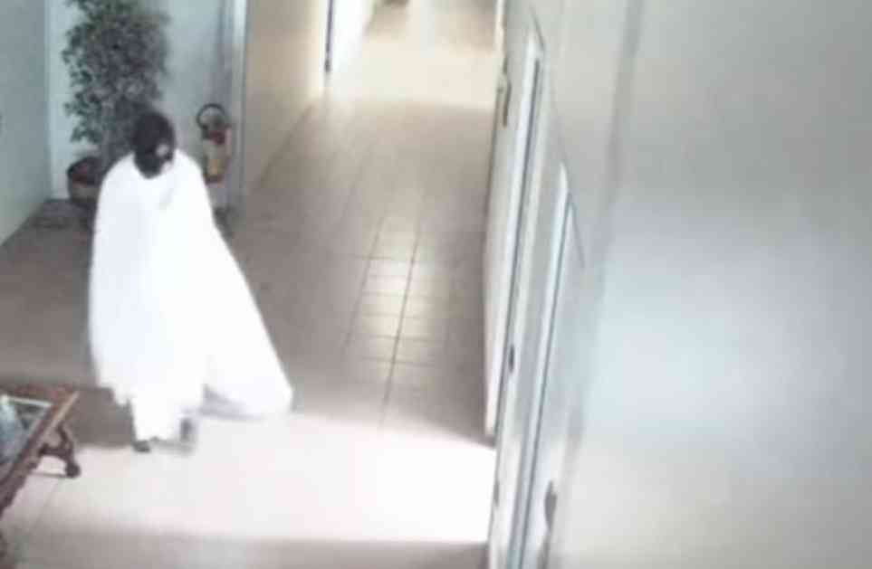 NEKO JE KRAO UMETNIČKA DELA, A ONDA JE KAMERA SNIMILA ČUDAN PRIZOR: Duh sa fantomkom uhvaćen kako tumara hodnicima! (VIDEO)
