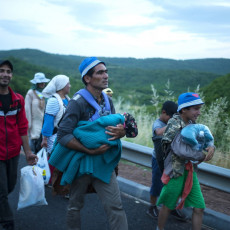 NEKOLIKO DESETINA NJIH TRAŽI DA SE VAKCINIŠE Belorusija obezbedila cepiva za migrante