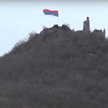 NEMA PREDAJE: Srpska trobojka se ponovo vijori na tvrđavi u Zvečanu (VIDEO)