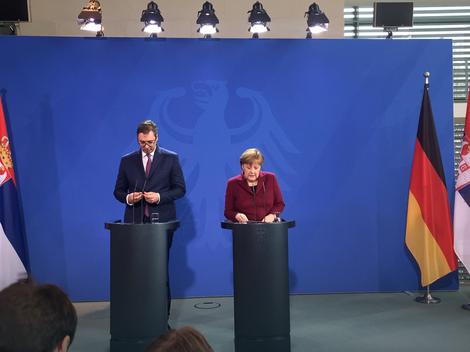 NEMAČKA ĆE I DALJE PODRŽAVATI SRBIJU Merkelova čestitala Vučiću pobedu