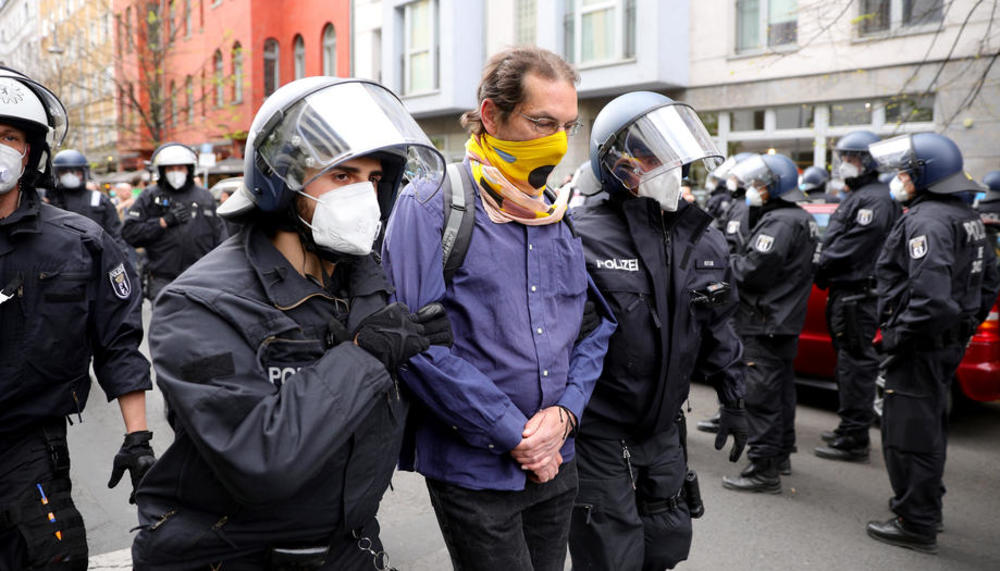 NEMCI PONOVO PROTESTOVALI: Ne slažu se sa merama zbog korone, pala i hapšenja (FOTO, VIDEO)