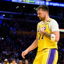 NEMOĆNI DONČIĆ I LEBRON: Lejkersi eliminisani iz plej-ofa! 
