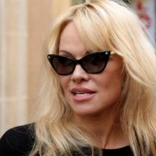 NEMOGUĆE, IZGLEDA BRUTALNO! Pamela Anderson pozirala u slavnom CRVENOM KUPAĆEM kao u vreme Čuvara plaže