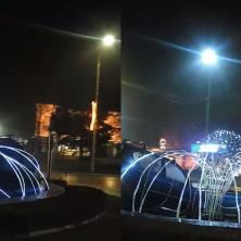 NEOBIČAN NOVOGODIŠNJI UKRAS U KLADOVU! Automobil osvanuo na sred fontane u kružnom toku (FOTO/VIDEO)