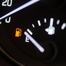 NEPOTREBNO: Evo koliko goriva troši automobil u praznom hodu