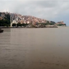 NEPRIJATNO IZNENAĐENJE ZA TURISTE: Prelepo zeleno more u turskom gradiću promenilo boju preko noći (VIDEO)