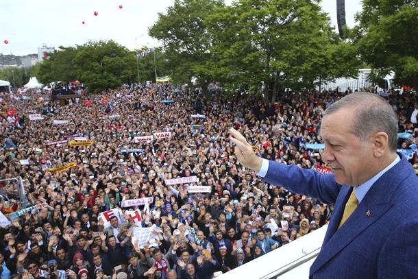 NEPRIKOSNOVEN: Erdogan sve moćniji (FOTO)