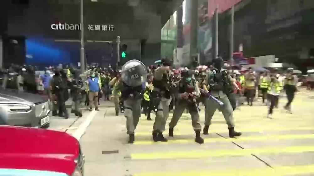 NEREDI U HONGKONGU: Policija biber-sprejem rasterala demonstrante, haos zbog kineskog zakona (VIDEO)