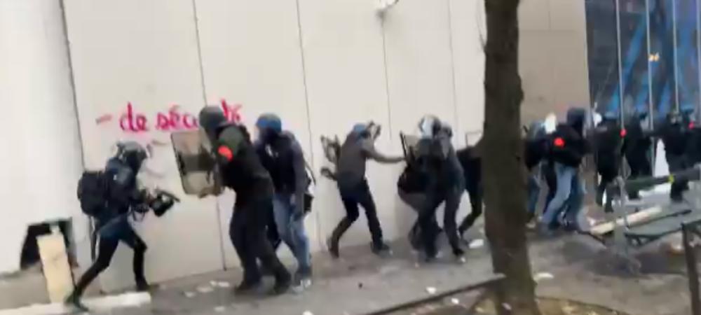 NEREDI U PARIZU ZBOG SPORNOG ZAKONA: Policija se povlači pred demonstrantima koji razbijaju izloge i ruše sve pred sobom (VIDEO)