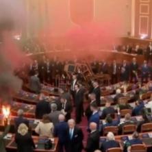 NEREDI U SKUPŠTINI ALBANIJE NE PRESTAJU: Zapaljene DIMNE BAKLJE, opozicija stolicama blokirala govornicu! 