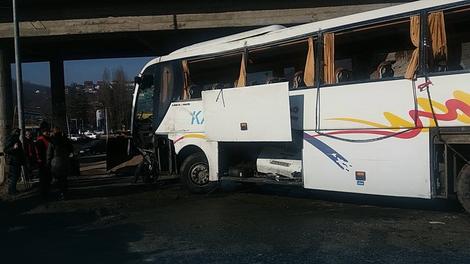 NESREĆA KOD VLADIČINOG HANA Autobus pun srpskih vojnika sleteo s puta, povređeno 14 LJUDI