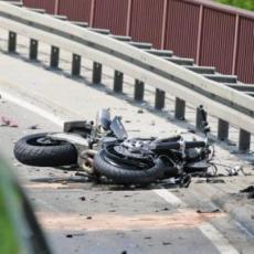 NESREĆA NA AUTOPUTU: Motociklista poginuo, saputnica teško povređena
