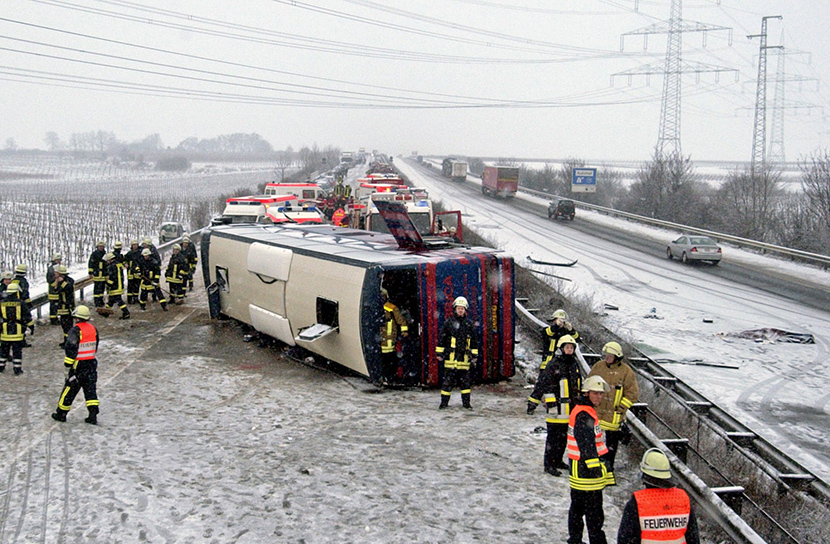 NESREĆA U ITALIJI: Školski autobus udario u stub, najmanje 16 mrtvih (FOTO)