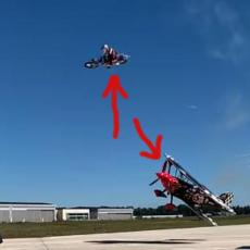 NESTVARNO! Tip je motociklom PRELETEO preko aviona u letu! (VIDEO)
