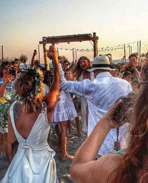 NESVAKIDAŠNJE VENČANJE MATEJE KEŽMANA: Bivši fudbaler se oženio na plaži i to u ŠORTSU (FOTO)