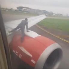 NESVAKIDAŠNJI PRIZOR: Muškarac se popeo na avion pre poletanja, šokirani putnici sve snimili! (VIDEO)