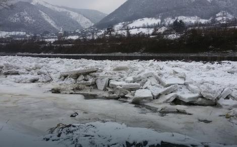 NEVEROVATAN PRIZOR Sante leda prekrile ceo kilometar toka reke Bosne