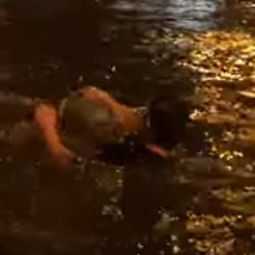 NEVEROVATAN PRIZOR U NOVOM SADU! Posle nezapamćene oluje, mladić odlučio da se kupa nasred ulice (VIDEO)