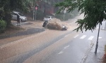NEVEROVATAN SNIMAK IZ BEOGRADA: Posle kiše voda nosi sve pred sobom i skače preko automobila