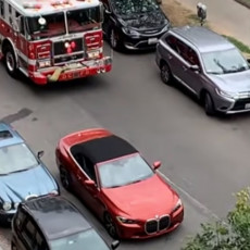 NEVEROVATNA BAHATOST: U jednosmernoj ulici uključila sva četiri migavca i otišla u šoping - blokirala vatrogace (VIDEO) 