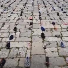 NEVEROVATNA IZLOŽBA: Na poznatom šetalištu u Hrvatskoj umesto turista osvanulo hiljadu cipela
