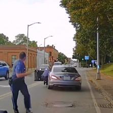 NEVEROVATNA SCENA NA PUTU Dramatičan snimak kruži mrežama: Bahati vozač vukao policajca koji ga je zaustavio zbog prekršaja (VIDEO)
