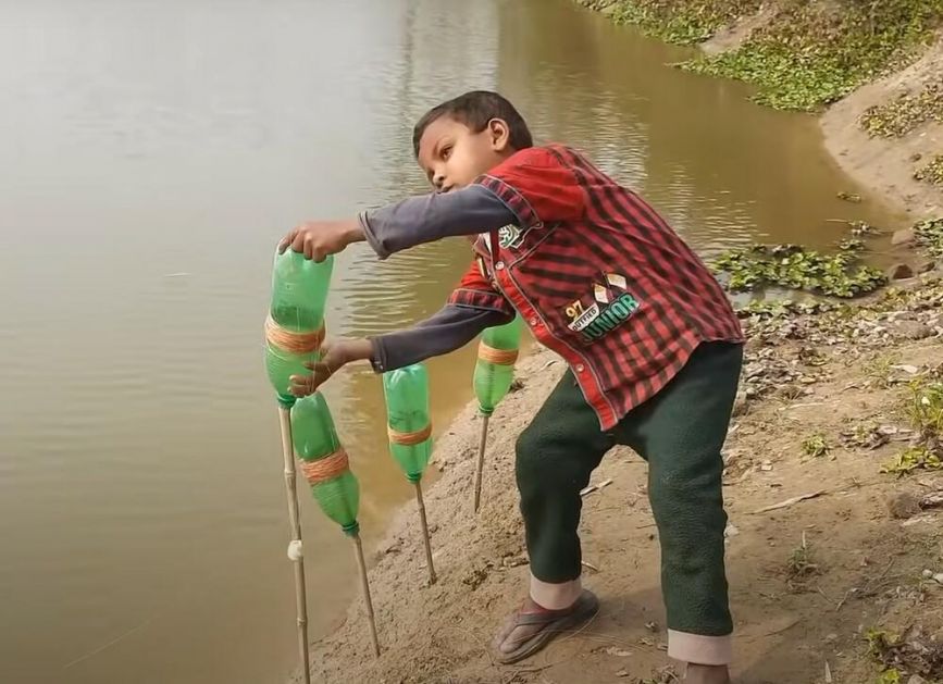 NEVEROVATNA TEHNIKA PECANJA: Dečačić lovi ribe plastičnim flašama! (VIDEO)
